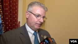 美国移民海关执法局国土安全调查处国家知识产权协调中心主任布鲁斯·夫卡特(Bruce Foucart)接受美国之音采访(美国之音记者魏之拍摄)