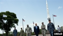 2013年6月20日,美国战略司令部副司令贾尔迪纳中将(右一)等人陪同国防部长黑格尔参观内布拉斯加的奥法特空军基地。(美国国防部照片)