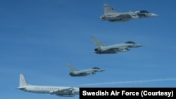 2025年9月21日,瑞典的JAS 39鹰狮战斗机和德国欧洲战斗机紧急升空飞越南波罗的海,在国际空域识别并跟踪一架俄罗斯IL-20M侦察机。