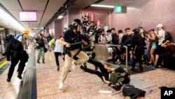 香港警察在港铁太子站殴打抗议者。(2019年8月31日)