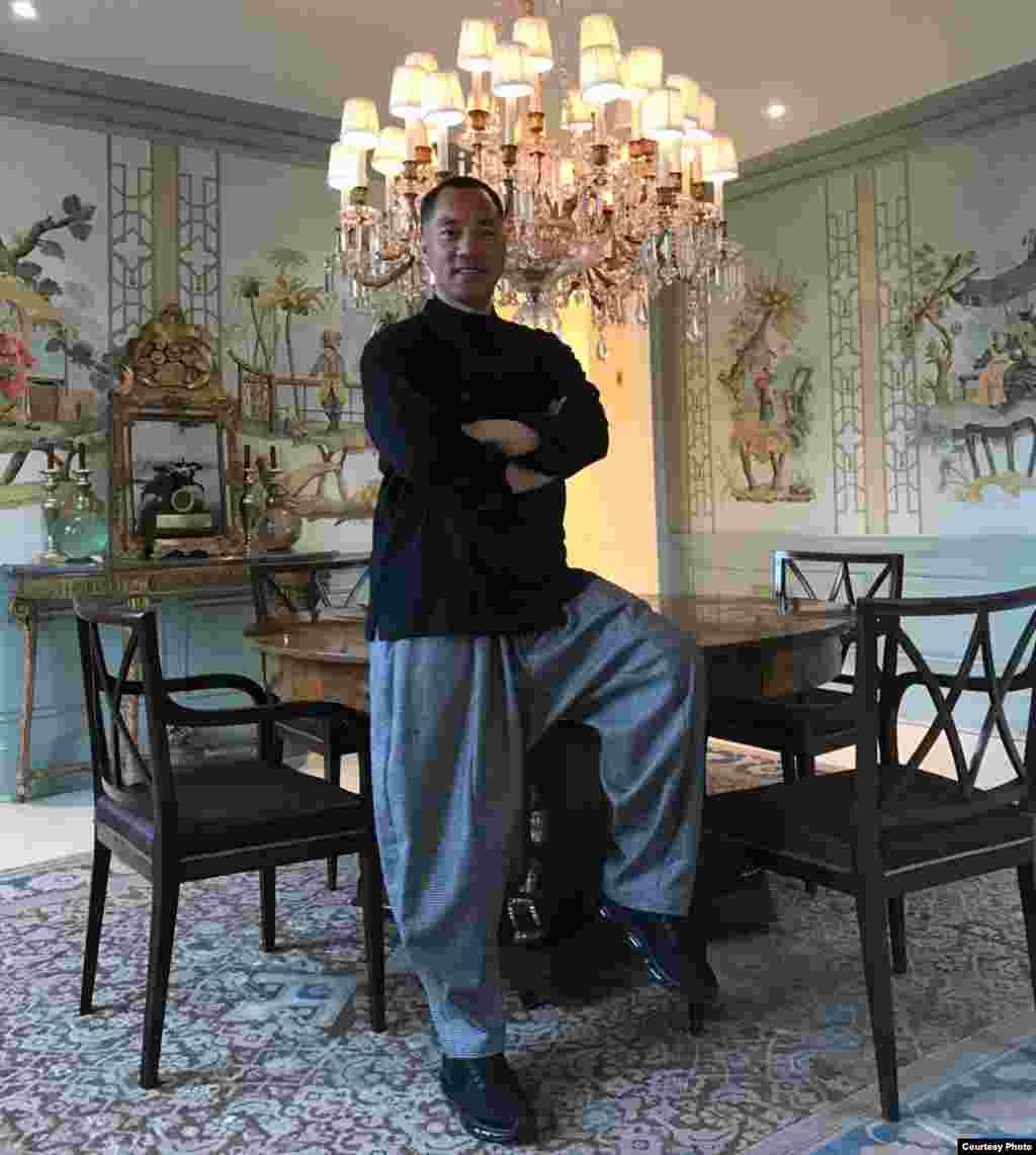 郭文贵在纽约的家里（郭文贵推特图片）。郭文贵的视频言论在中国内外广受关注。尽管中国当局严密封锁，但仍有大批中国网民通过翻墙软件收听收看有人所称的每晚&ldquo;郭闻联播&rdquo;，或者通过其他媒体了解其内容。