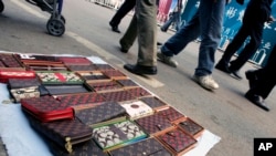 北京地坛上摆放的仿冒的路易威登和Coach手包(2007年10月)