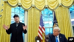Presiden AS Donald Trump dan Elon Musk (kiri) dalam konferensi pers bersama di Gedung Putih (foto: dok).