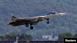 俄罗斯苏-57隐形战机在中国广东珠海第15届航空展期间进行飞行。（2024年11月12日）