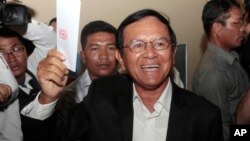 Lãnh tụ Đảng Cứu Quốc Campuchia Kem Sokha bị giam giữ từ tháng 9 vì bị cáo buộc phạm tội âm mưu với Mỹ nhằm lật đổ chế độ của Thủ tướng Hun Sen.