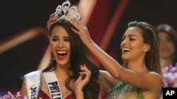 Cô Catriona Gray được người tiền nhiệm trao vương miện.