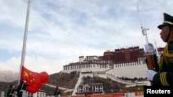 中国武警在拉萨升旗典礼上敬礼。(资料照片)