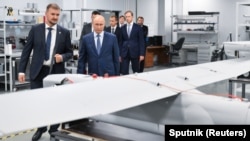 俄罗斯总统普京在圣彼得堡特别技术中心参观一个无人机制造厂。(2024年9月19日)