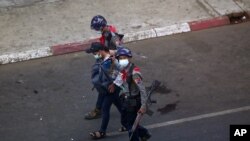 2021年2月27日,缅甸警方逮捕一名记者