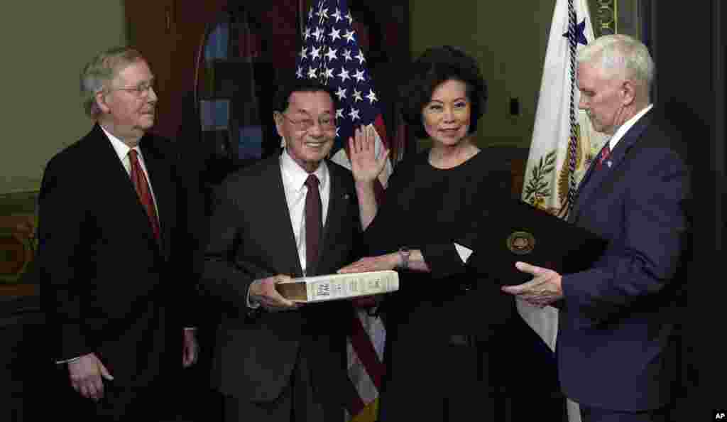 在白宫园区的艾森豪威尔行政大楼里,美国交通运输部长赵小兰在彭斯副总统主持下宣誓就职,她的父亲手持圣经,她的丈夫,美国参议院共和党领袖米奇·麦康奈尔在场(2017年1月31日) 。