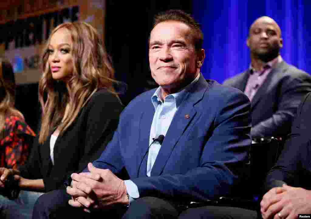 在加州的环球影城举办的关于电视节目《名人学徒》的讨论会中,该节目主持人阿诺德·施瓦辛格( Arnold Schwarzenegger)和电视人、前超级名模泰拉·琳妮·班克斯(Tyra Lynne Banks)(2016年12月9日)  