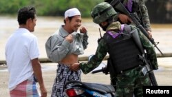 Binh sĩ chính phủ Thái kiểm tra an ninh tại một chốt kiểm soát ở tỉnh Yala bất ổn ở miền nam, 28/2/2013
