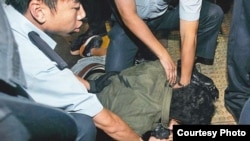 苹果日报摄影记者王俊龙被警方拘捕(苹果日报图片)