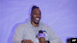 2022年11月12日,美国职业篮球运动员德怀特·霍华德(Dwight Howard)在与台湾桃园永丰云豹队的签约仪式上与媒体见面。(美联社照片/蒋莹莹)