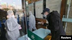 中国武汉封城后一名男子在药店购买口罩。(2020年1月29日)