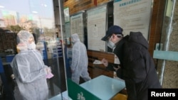 中国武汉封城后一名男子在药店购买口罩。(2020年1月29日)