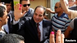 Ứng cử viên tổng thống và cựu tư lệnh quân đội Abdel Fattah al-Sisi vẫy chào đám đông sau khi bỏ phiếu ở Cairo, 26/5/2014.