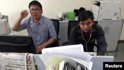 路透社记者瓦龙(左)和觉梭(右)