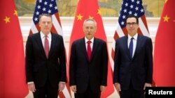 美国贸易代表莱特希泽(左)、美财政部长姆努钦(右)和中国副总理刘鹤在北京钓鱼台国宾馆举行美中高级别贸易谈判前合影。(2019年2月14日)