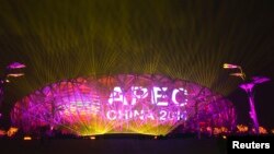Một màn hình hiển thị logo APEC ở Sân vận động Quốc gia trong một buổi tổng duyệt cho hội nghị APEC ở Bắc Kinh 4/11/ 2014. 