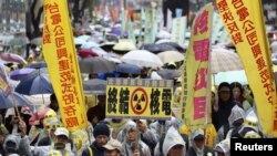 2014年3月8日,台湾示威者冒雨上街反对核四工程。