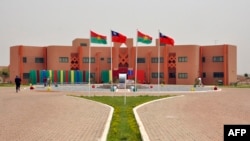 布基纳法索和台湾的旗帜在台湾总统访问期间在瓦加杜古附近的职业培训中心飘扬。（2012年4月9日）