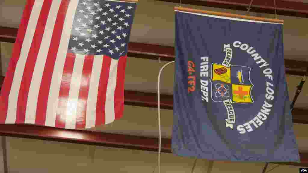 星条旗和洛杉矶县消防局旗帜并列(美国之音国符拍摄)