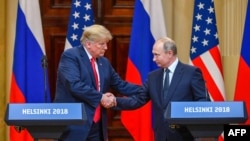 资料照:时任美国总统特朗普(左)和俄罗斯总统普京在赫尔辛基举行会谈后出席联合新闻发布会。(2018年7月16日)