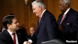 2017年1月11日,在美国国务卿人选蒂勒森的确认听证会上,蒂勒森和鲁比奥参议员(左)握手。