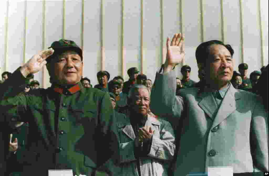 1981年9月,中国军委主席邓小平身穿军装和中共总书记胡耀邦一起检阅部队。 胡耀邦比较开明,当过中共党主席和总书记,后来被邓小平等元老赶下台。其中有些元老在文革中被打倒,是在胡耀邦等人的努力下获得解放的。2018年11月18日,胡耀邦大型铜像在其家乡湖南浏阳揭幕。不过,没有任何中央官员参加仪式,最高官员为湖南省委副书记乌兰。据报道胡耀邦铜像是经中共中央和国务院批准的。