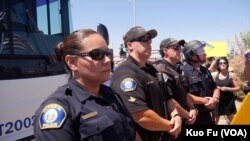 警方在大巴前一字摆开(美国之音国符拍摄)