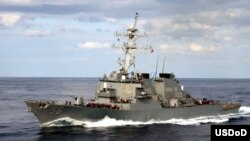 美国海军“麦凯恩号”(USS John S. McCain)导弹驱逐舰(资料照片)