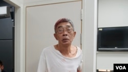 在台重启铜锣湾书店前夕,林荣基遭泼红漆,清洗后,全身仍留有红漆污渍(美国之音黄丽玲摄)