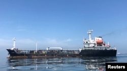图为停泊在委内瑞拉科鲁兹炼油厂港口外的一艘巨型油轮(2018年7月19日)。
