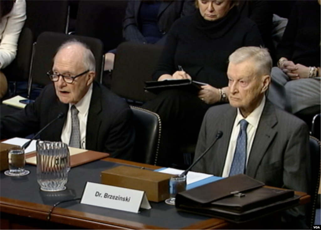 前美国总统的国家安全顾问斯考克罗夫特和布热津斯基在国会听证会上。 2008年,布热津斯基在美中建交30周年讨论会上说:“中国现在不认为自己会从世界范围的革命性动乱中获得好处。以前,这是他们所信奉的一个教条。”美国学者拉尔雷斯说,布热津斯基警告美国不要放弃全球的领导地位,因为这会导致国际动荡与不稳定。