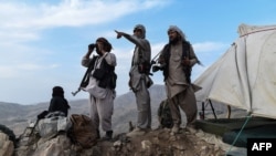 资料照片:阿富汗民兵战士在巴尔赫省查金特区防范塔利班反叛分子来袭。(2021年7月15日)