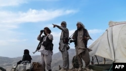 资料照片:阿富汗民兵在前线观察塔利班部队的动向(2021年7月15日)