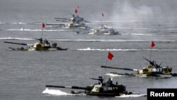 在山东半岛附近举行的中俄联合军演出动了水陆两栖坦克(2005年8月20日)