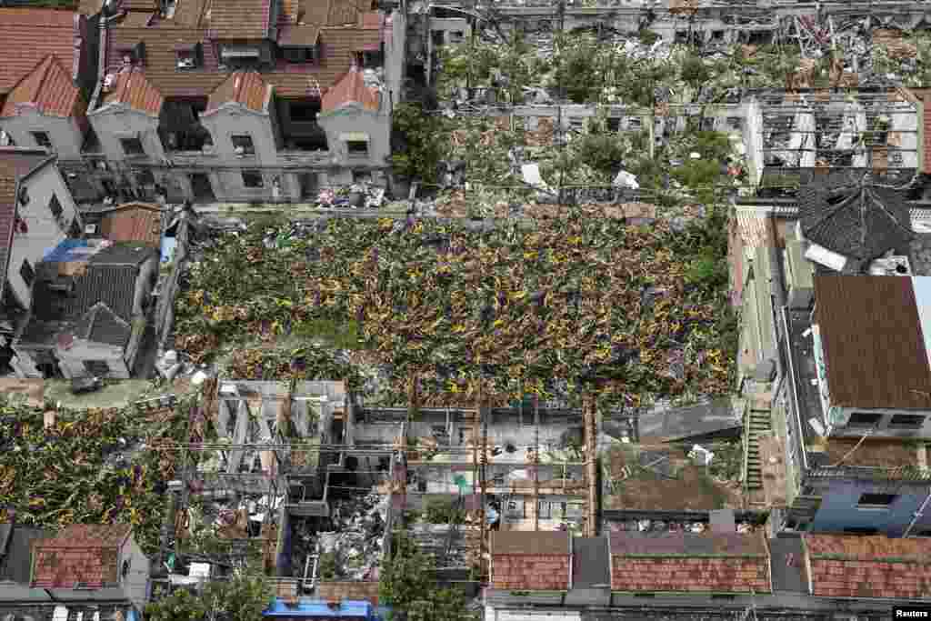 2018年7月8日,在上海部分拆除的房屋废墟中,堆积着各种自行车共享服务公司的自行车。“高铁、扫码支付、共享单车和网购”被列为中国的“新四大发明”,2017年5月由“一带一路”沿线20国青年评出。这项民间调查是北京外国语大学丝绸之路研究院做的,以配合北京举行的“一带一路”国际合作高峰论坛。但是中国《科技日报》总编刘亚东6月21日在北京科技会堂说,官媒所称的“新四大发明”是“忽悠领导和民众”,夸大中国的科技成就,误国害民。他还说,标榜中国科技世界第一,是自欺欺人。