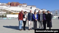 佩洛西一行在拉萨布达拉宫前合影 来源:佩洛西办公室