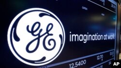资料照片:纽约股票交易所的一处通用电气(GE)标识。(2017年6月12日)