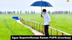 Presiden Joko Widodo meninjau kawasan lumbung pangan di Desa Makata Keri, Kecamatan Katiku Tana, Kabupaten Sumba Tengah, Selasa, 23 Februari 2021.(Foto: Agus Suparto/Humas Kemen PUPR)
