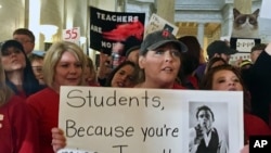 西维吉尼亚州的中小学教师在州参议院会场外抗议。(2018年2月22日)
