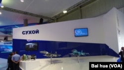 去年8月莫斯科国际航展上苏霍伊设计局展台上的苏35(左)和苏32战机模型 (美国之音白桦拍摄)