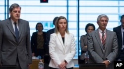 欧盟外交政策负责人莫盖里尼(中)等人在欧盟外长会议上默哀