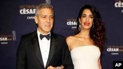 好莱坞超级明星乔治·克鲁尼和妻子阿马尔( Amal Clooney)在巴黎参加凯撒奖典礼(2017年2月24日)。