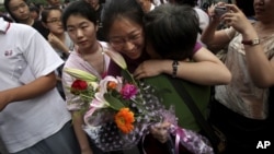 2010年6月8日: 中国各地约1000万高三学生参加“高考”。 北京考区:家长迎接考场出来的孩子(资料照片)