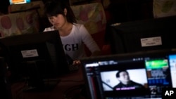 一名女孩在河南郑州一家网吧上网。(资料照)