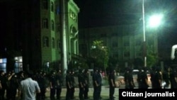 2014年7月21日凌晨三点,浙江省温州市平阳县水头镇警察、城管冲到平阳县水头救恩堂,要强拆教堂的十字架(美国之音读者提供)