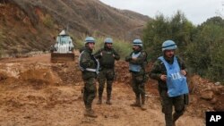 以军和真主党武装在经历历时两个月的全面冲突于去年11月27日达成停火协议后,联合国维和人员接管黎巴嫩南部一个地方。